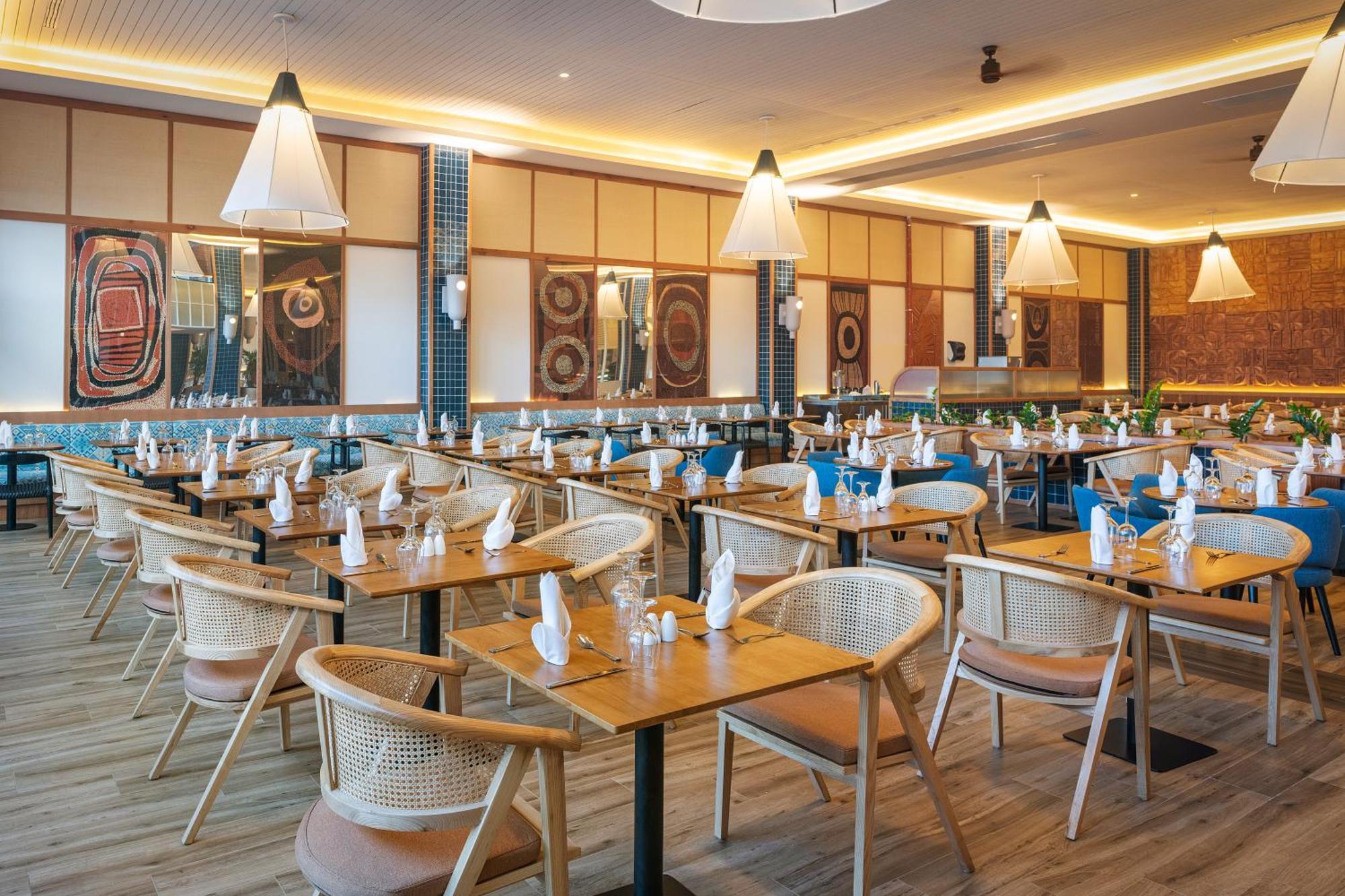 Ocean Eden Bay - All Inclusive Spring Rises Exteriör bild The interior of the restaurant